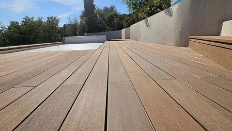 Terrasse extérieure avec platelage en lames de bois composite ou naturel disposées parallèlement