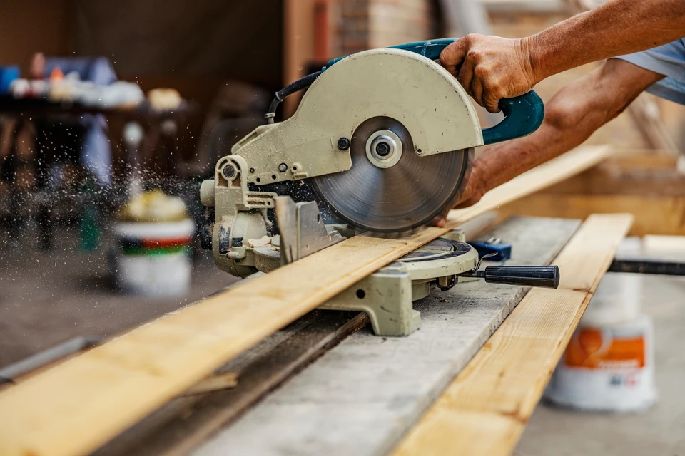 portrait d'un charpentier professionnel dans son atelier
