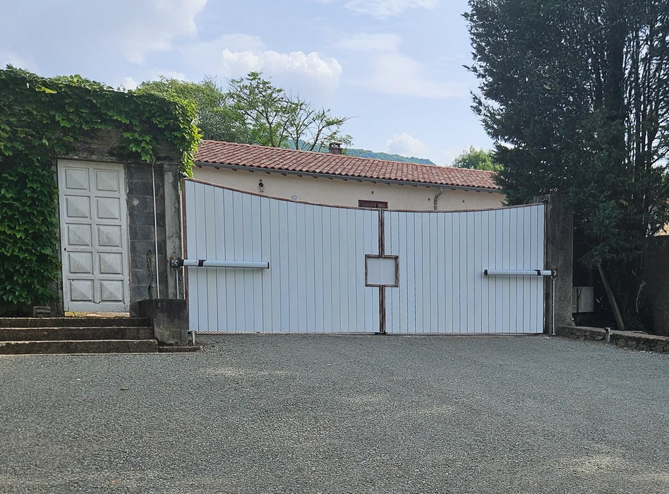 Terrasse extérieure en bois exotique avec planches alignées, structure surélevée sur pilotis