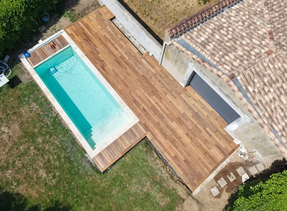 Terrasse extérieure en bois exotique avec planches alignées, structure surélevée sur pilotis
