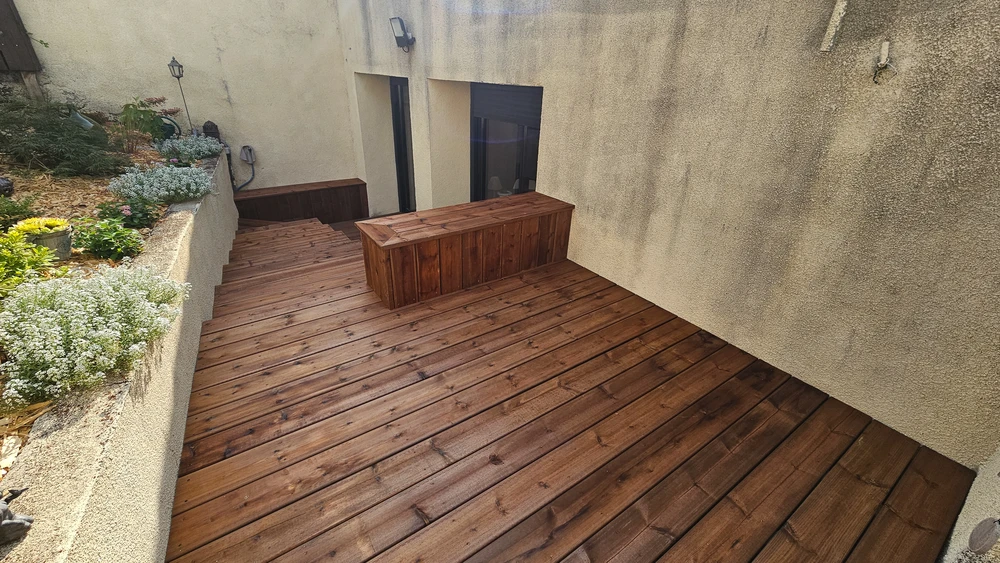 Terrasse extérieure en bois exotique avec planches alignées, structure surélevée sur pilotis