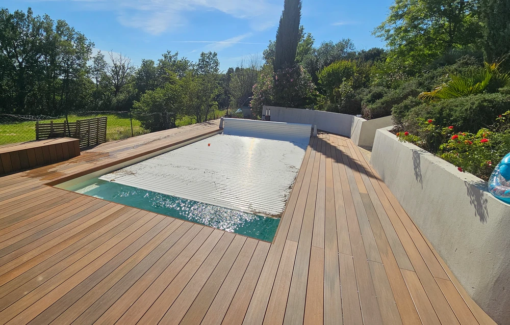 Terrasse extérieure en bois exotique avec planches alignées, structure surélevée sur pilotis