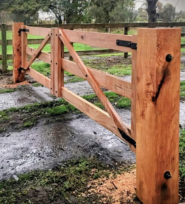 Terrasse extérieure avec piscine rectangulaire équipée d'un volet roulant automatique blanc partiellement déployé