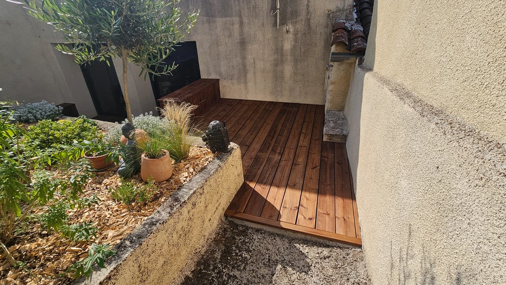 Terrasse extérieure avec platelage en lames de bois composite ou naturel disposées parallèlement