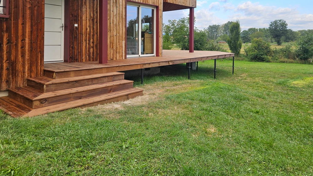 Terrasse extérieure avec platelage en lames de bois composite ou naturel disposées parallèlement