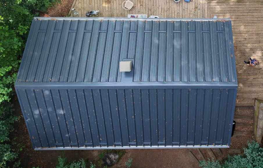 Extérieur résidentiel avec portail automatique coulissant en aluminium laqué blanc