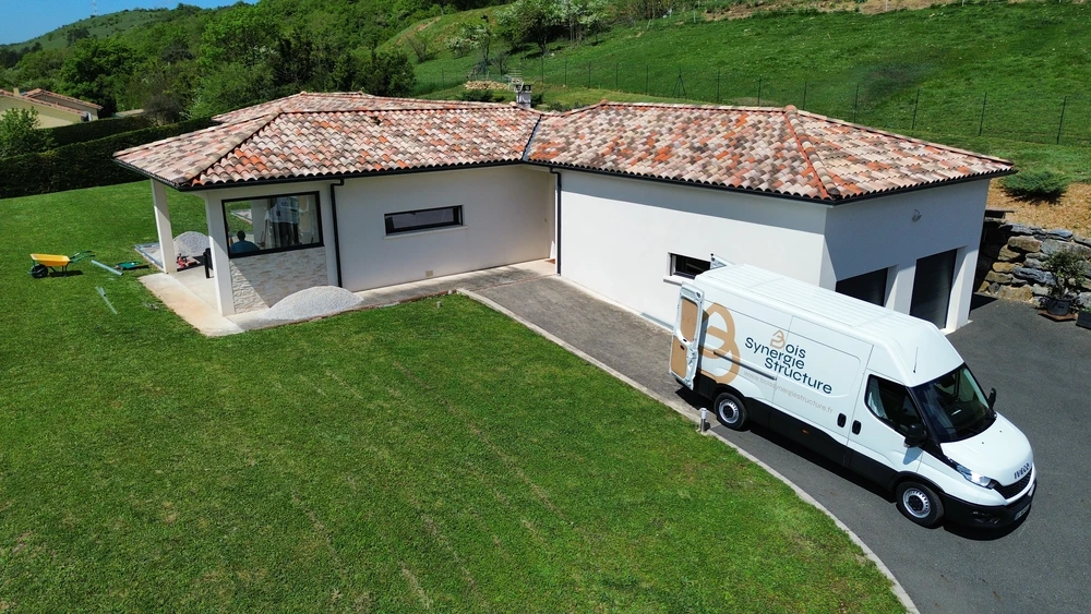 Vue aérienne d'une toiture métallique résidentielle avec couverture en bac acier ou zinc à joints debout