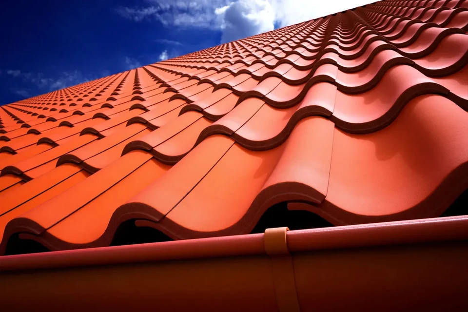 Scène d'intérieur sur fond neutre avec éclairage professionnel mettant en valeur un raccord de plomberie en laiton