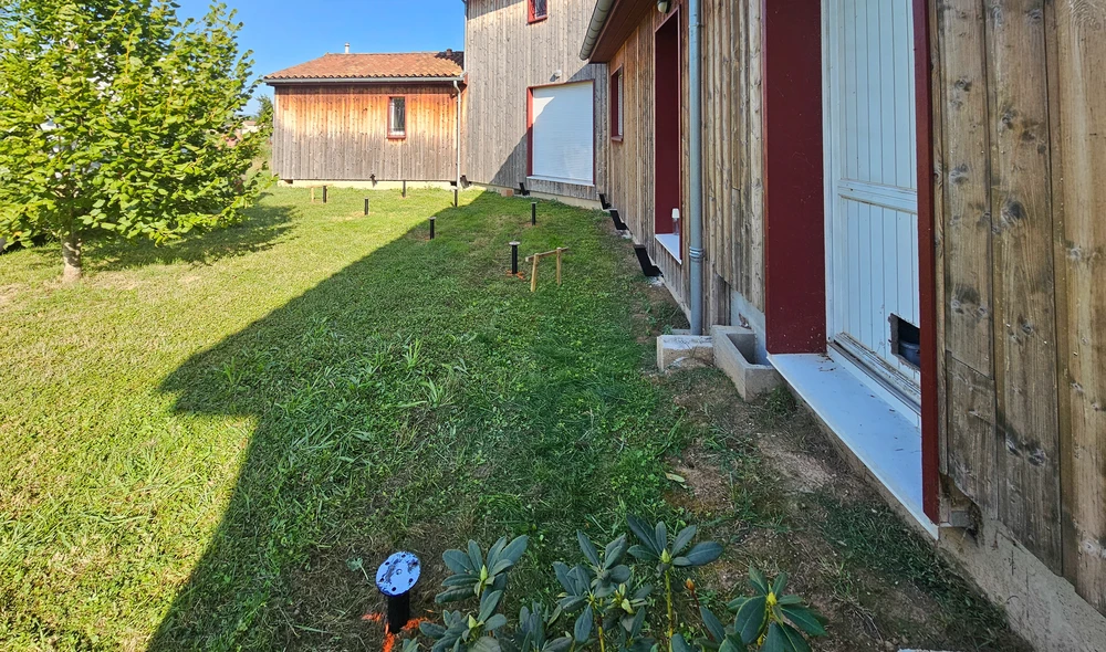 Terrasse extérieure en bois exotique avec planches alignées, structure surélevée sur pilotis