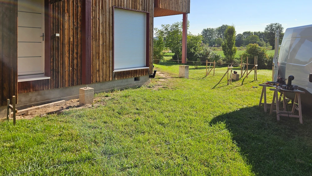 Terrasse extérieure en bois exotique avec planches alignées, structure surélevée sur pilotis