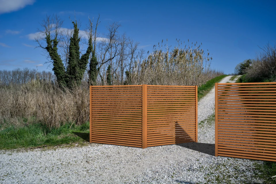 Atelier de menuiserie avec copeaux de bois r&eacute;pandus sur &eacute;tabli